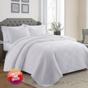 Lavsiry Queen White Quilt Set with Stripe Pattern