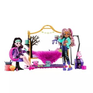 Clawdeen Wolf with Over 20 fab-Boo-lous Pieces for The Ultimate Creeptastic Experience