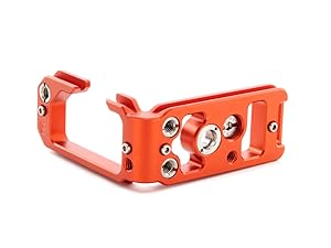 Riley dedicated L-bracket for the Canon R7 in Darkness