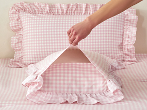 checkered ruffled bedding set