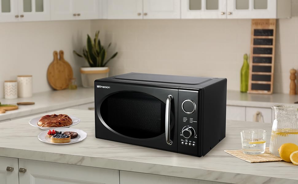 MWRG0901BK 0.9 cu. ft., 800W Retro Black Microwave Oven with Grill